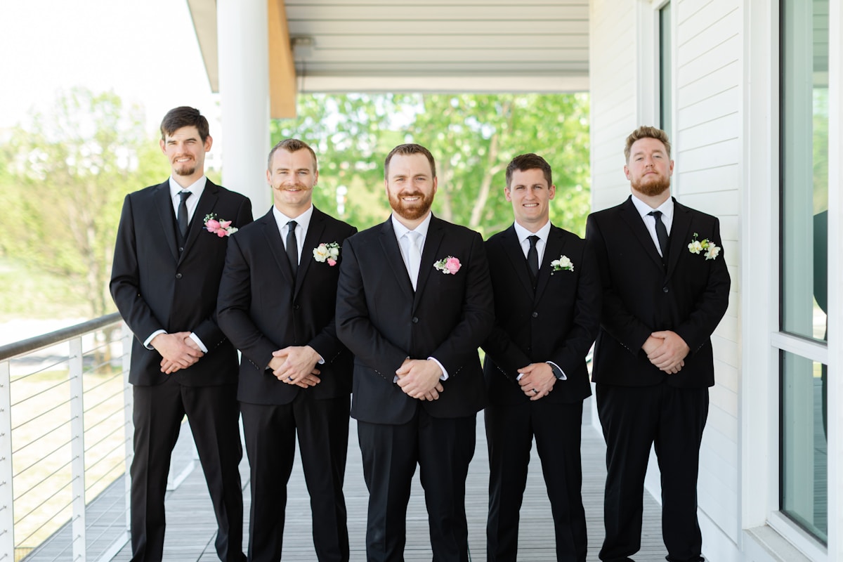 Colores que un Invitado Hombre No Debe Llevar a una Boda (y los que Sí)