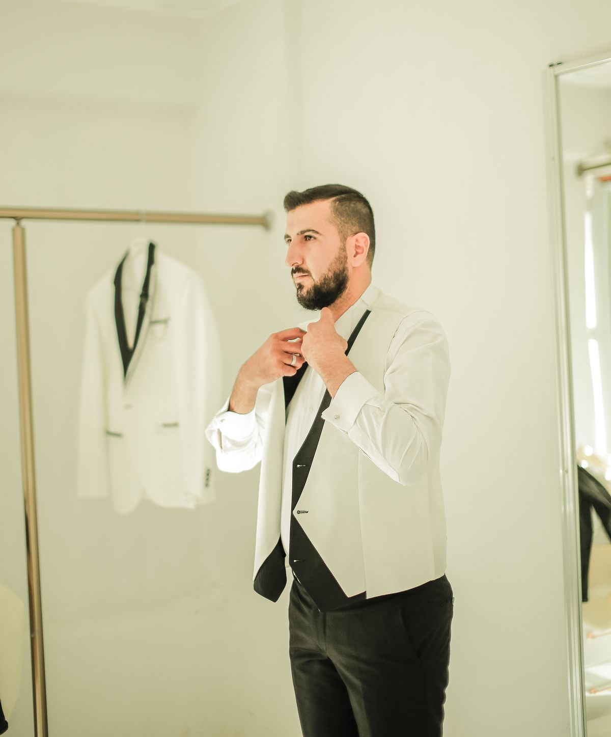 El Dress Code Cóctel en Bodas: Cómo Vestir sin Chaqué ni Esmoquin